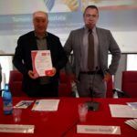 La consegna del certificato EN ISO 9001 al Direttore Generale Compostella