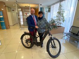 Maria Elena Astolfi di Rovigo ritira il premio da Emanuele Balaustra di Banca del Veneto Centrale