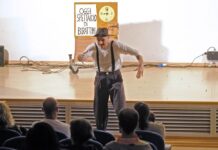 “Che scoathatura!!!”, le disavventure del burattinaio fanno ridere tutti