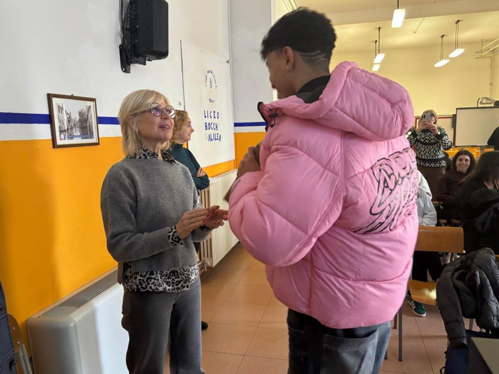 La dirigente scolastica prof.ssa Silvia Polato premia uno degli studenti risultati vincitori della lezione-quiz