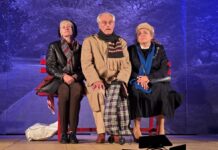 Teatro delle Regioni: il pubblico applaude l’umorismo e la delicatezza di “Classe de fero”, il Friuli-Venezia Giulia conquista il Chiostro degli Olivetani