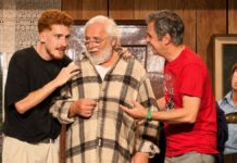 Natale ad agosto? Al Teatro delle Regioni arriva la commedia che sorprende fino all’ultima scena