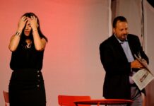 “Due dozzine di rose scarlatte”, a Canda una serata tra equivoci, gelosie e sorrisi